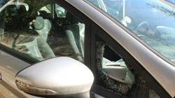 Colpisce le auto in sosta con un tubo di ferro: preso