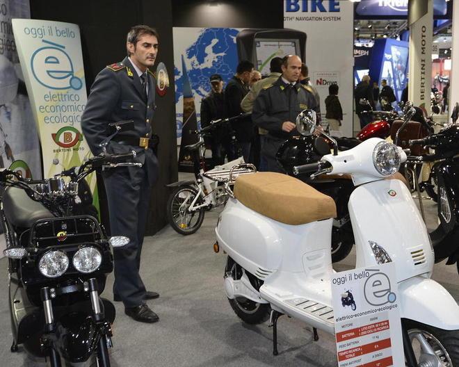 Sequestrati alla Fiera i “cloni” della Vespa 