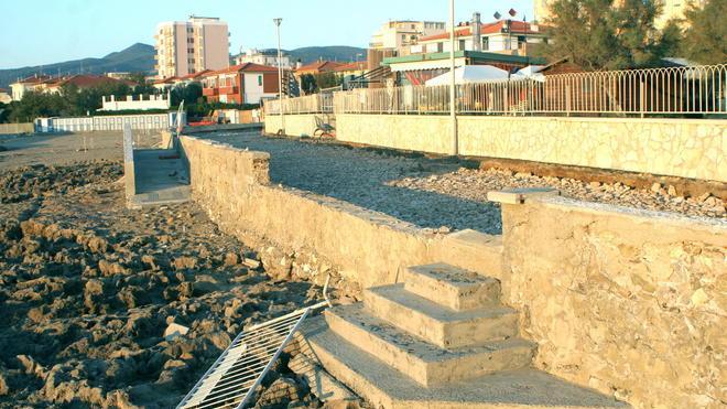 Passeggiata chiusa per lavori ma intanto arrivano nuovi danni