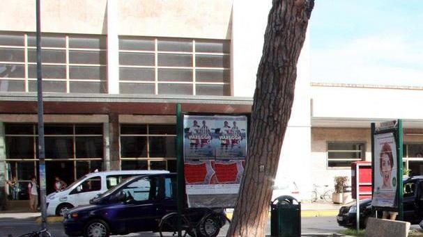 Preso a bottigliate, lancia sassi contro gli aggressori