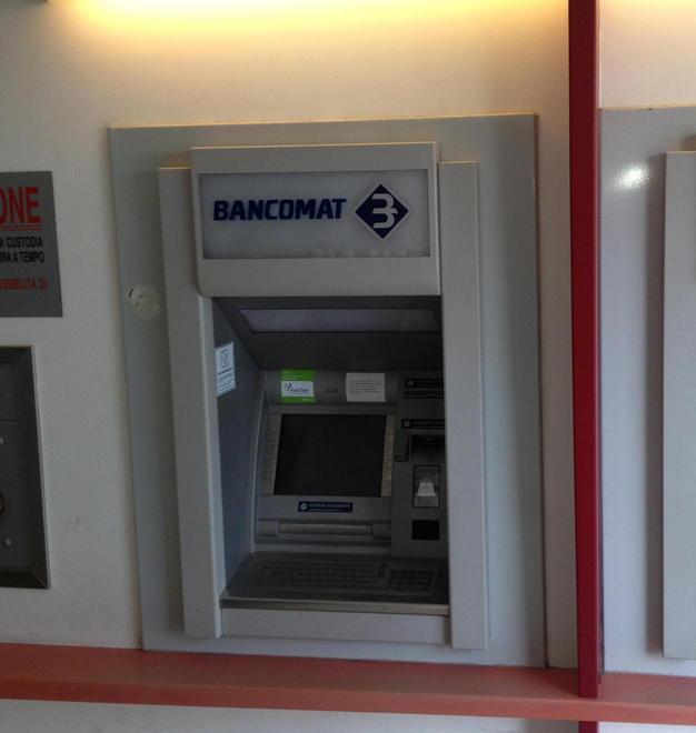 Svaligiati bancomat nel cuore della notte 