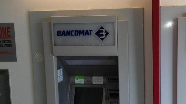Svaligiati bancomat nel cuore della notte