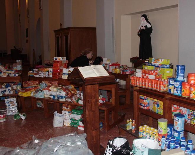 Vivande e attrezzi Sos dal palazzetto 