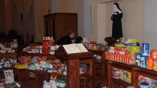 Vivande e attrezzi Sos dal palazzetto