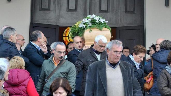 Il saluto a Maurizio con i versi di Dalla «Ma non è un addio»