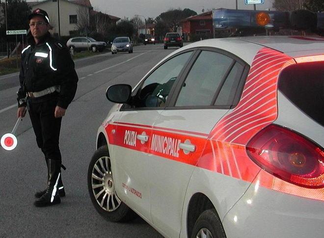 Dopo un litigio investe una vicina 