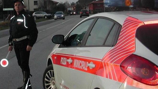 Dopo un litigio investe una vicina
