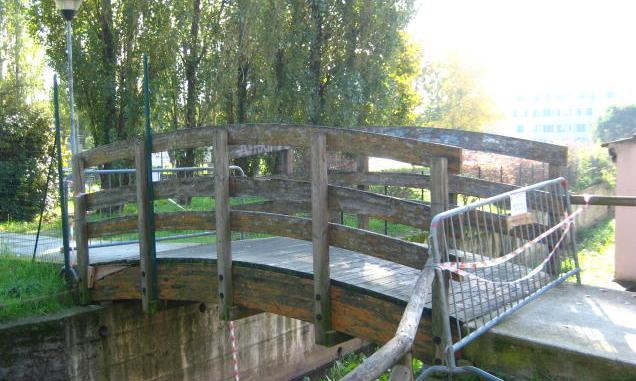 Chiusi ai pedoni i ponticelli in legno 