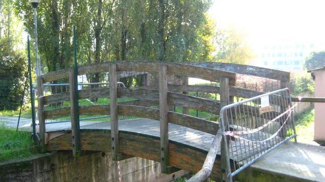 Chiusi ai pedoni i ponticelli in legno