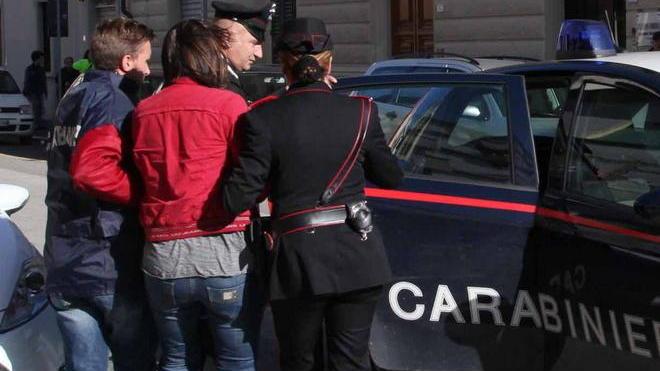 Rivolta delle mogli tradite scovato circolo a luci rosse