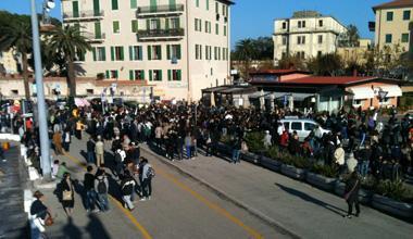 L'Elba si mobilita per la sanità, maxi-corteo a Portoferraio 