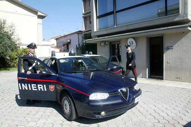 Autoerotismo in auto davanti al supermercato 