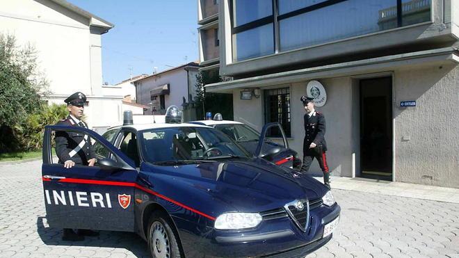 Autoerotismo in auto davanti al supermercato