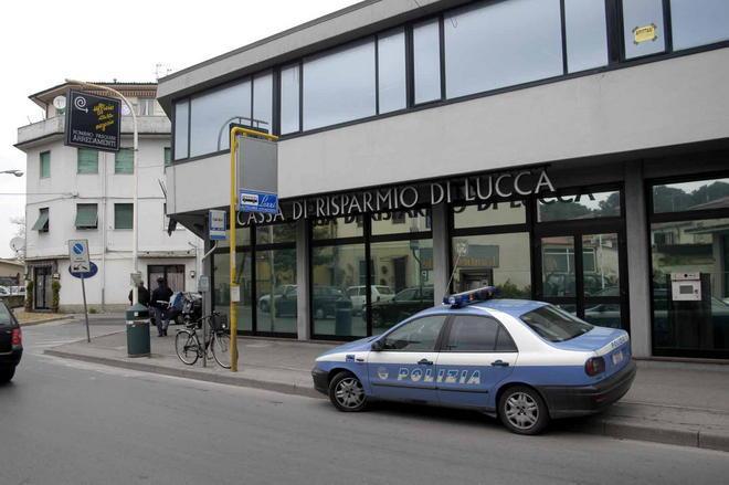 Rapina alla Cassa di risparmio al Varignano: in quattro portano via solo euro 