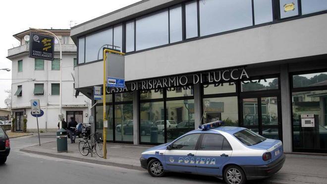 Rapina alla Cassa di risparmio al Varignano: in quattro portano via solo euro
