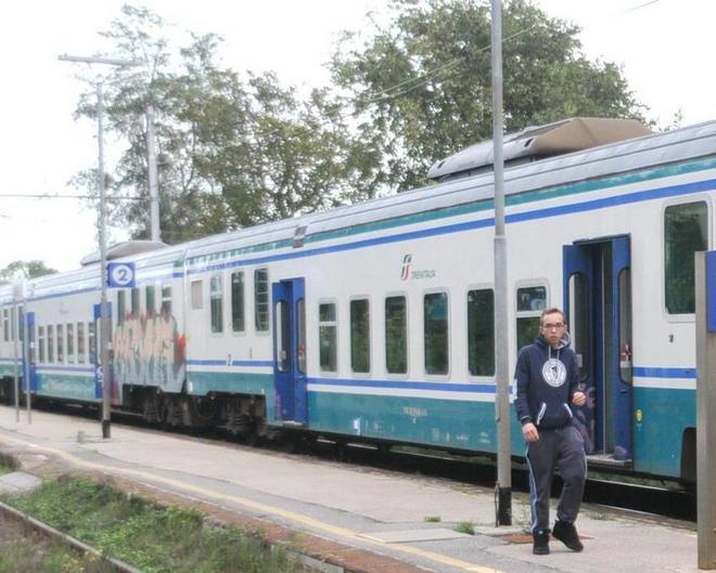 Si addormenta sul treno riportato a casa con una colletta 