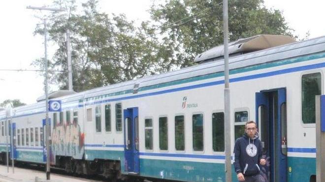 Si addormenta sul treno riportato a casa con una colletta