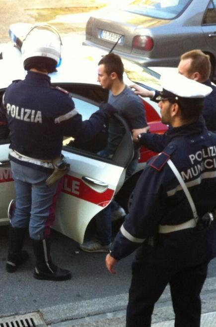 Caccia all’uomo nel centro storico 