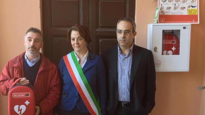 Calcinaia ha due nuovi defibrillatori: uno è installato sotto le logge del municipio