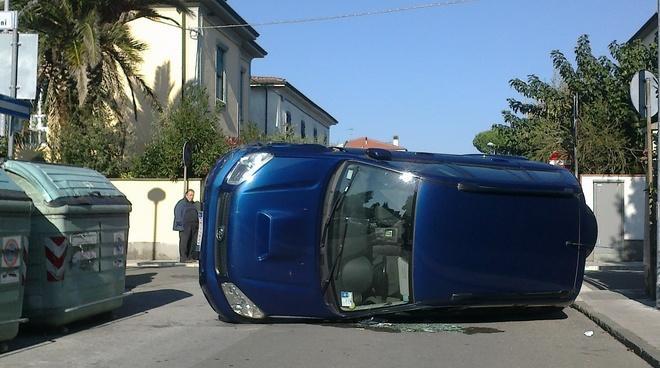 Auto si ribalta nello scontro, chiusa via Diaz 