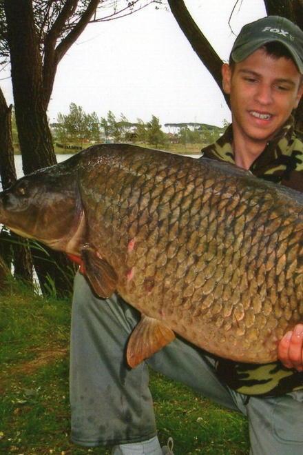A caccia dei giganti dell’acqua: impazza il “carpfishing” 