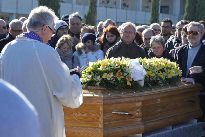 L’addio al gigante buono In tanti ai funerali di Paolo