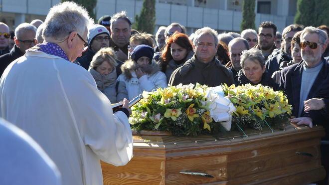 L’addio al gigante buono In tanti ai funerali di Paolo