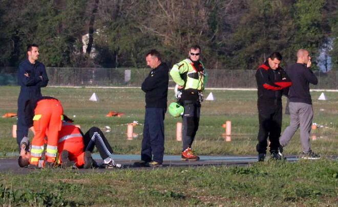 Papà Gabriele, stremato, sviene per il dolore all’eliporto