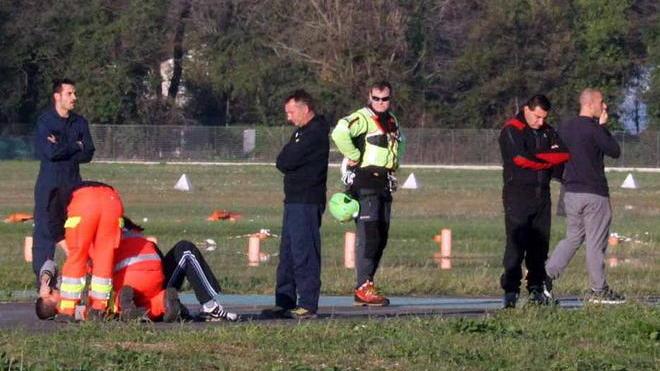 Papà Gabriele, stremato, sviene per il dolore all’eliporto