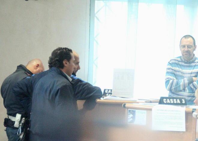 Banditi in banca, ma le casse sono chiuse 