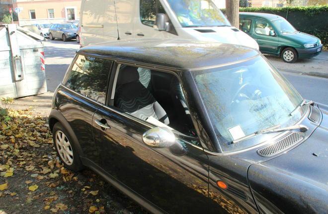 Con un tubo di ferro spacca 10 auto 
