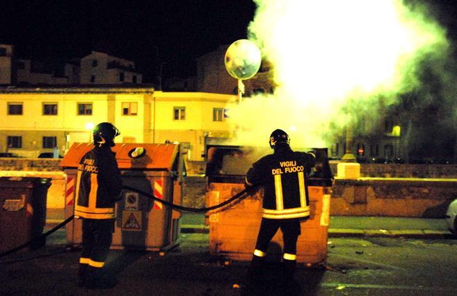 Nuovo raid del piromane, quattro cassonetti in fiamme 