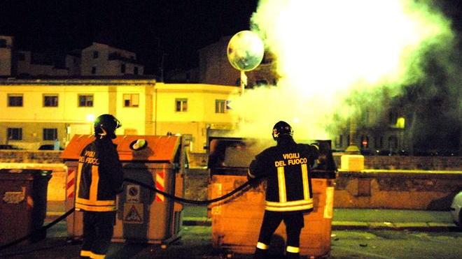 Nuovo raid del piromane, quattro cassonetti in fiamme