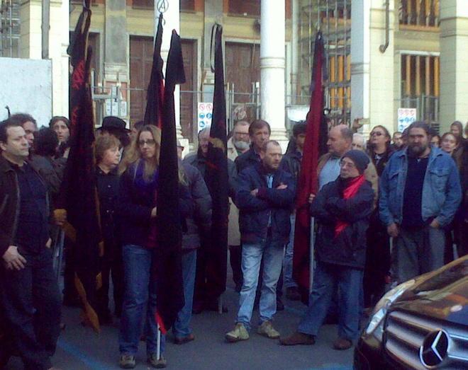 Anarchici da tutta Italia ai funerali di Raffaella Ruberti, fra le promotrici del comitato per la difesa del Politeama 