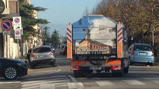 «Se non mi danno la chiavetta porto i rifiuti in Comune»