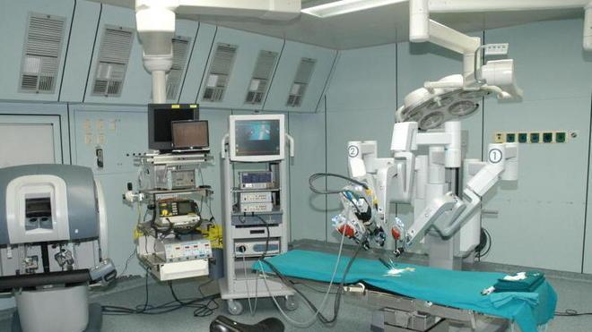 «Per risparmiare si taglino gli interventi con il robot»