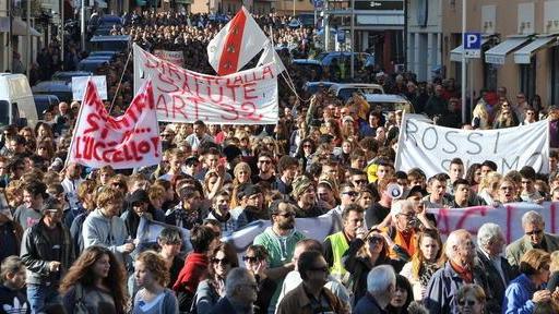 L’urlo dei settemila in difesa dell’ospedale