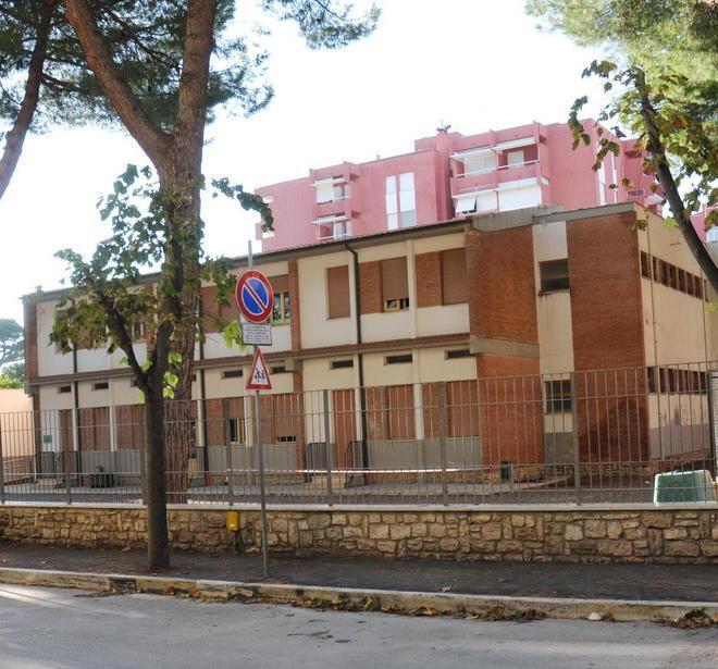 Piove dal soffitto, gli alunni traslocano 
