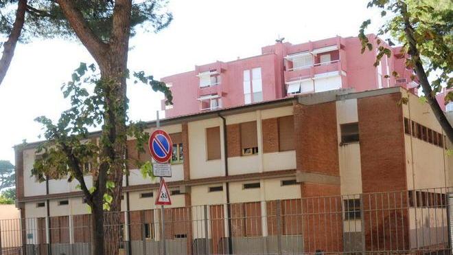 Piove dal soffitto, gli alunni traslocano