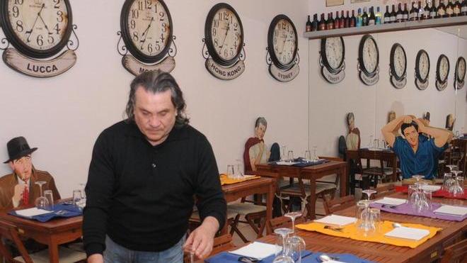 Si mangia il prosciutto tra le sagome dei grandi attori
