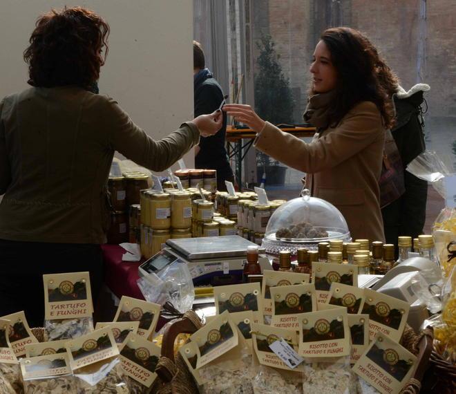 Festa di solidarietà tra i re della tavola: tartufo e parmigiano 