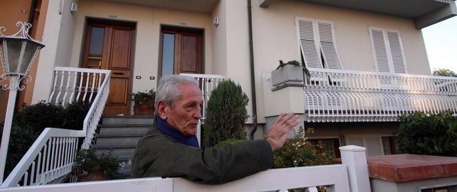Minacciato col coltello alla gola da due ladri in camera da letto 