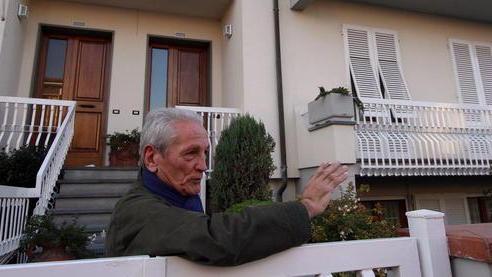 Minacciato col coltello alla gola da due ladri in camera da letto