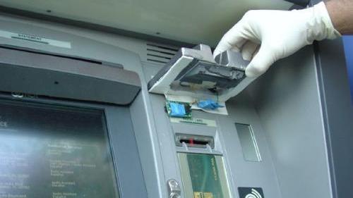 Rubano i codici dei bancomat: scoperto un dispositivo allo sportello
