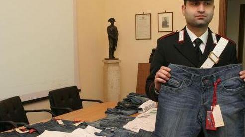 Scoperto carico di indumenti contraffatti: due denunce