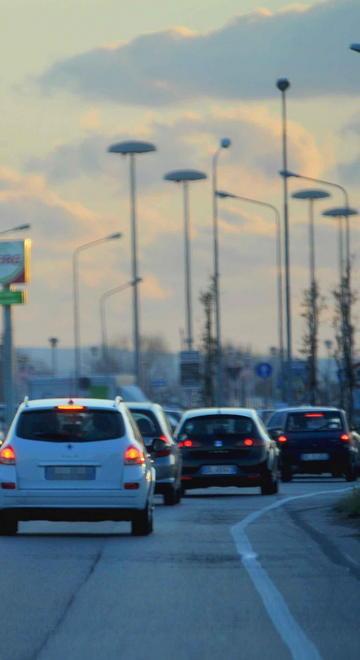 Strade dissestate per arrivare ai grandi magazzini 