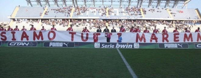 Lutto e striscioni dedicati all’alluvione 