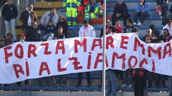 I tifosi partono con le pale Atlante, un minuto di stop