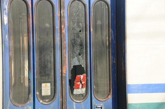 Vandali in azione contro un treno 