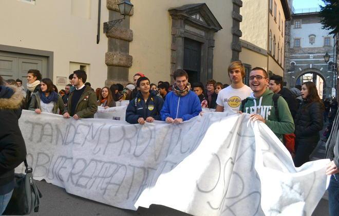 Tensione al corteo, ferito un poliziotto 